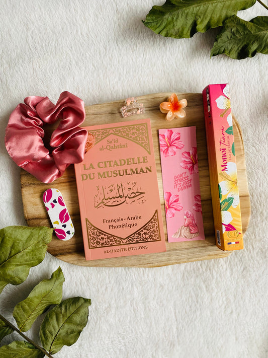 Lot Ward rose et rose corail avec La Citadelle du musulman, marque-page Don’t stress, it’s just a dunya, parfum Collection Platinum Monoï Tiaré et accessoires