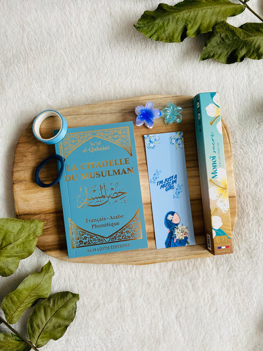 Lot Bahja bleu avec La Citadelle du musulman, marque-page I’m Just a Muslim Girl, parfum Collection Platinum Monoï sucré et accessoires