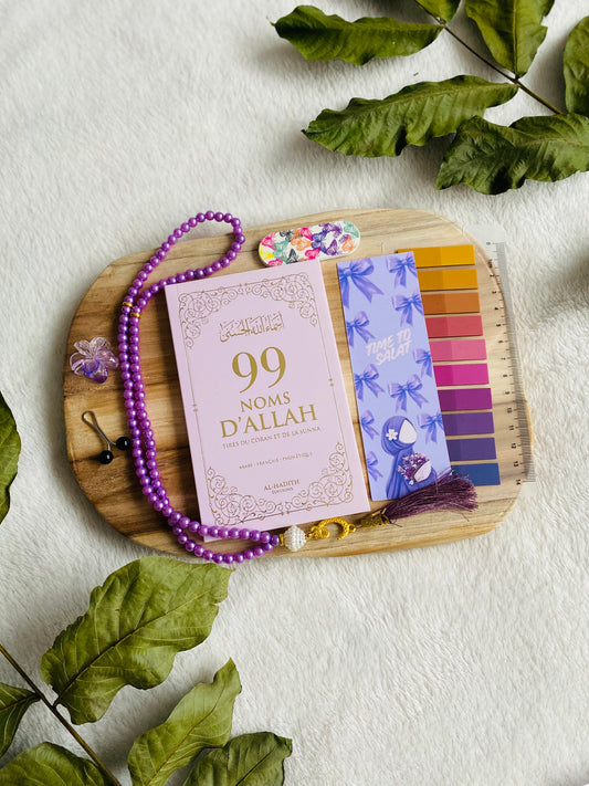 Lot Hidaya violet avec livre Les 99 noms d’Allah, marque-page Time to Pray, tasbih et accessoires – Creation by Lyna
