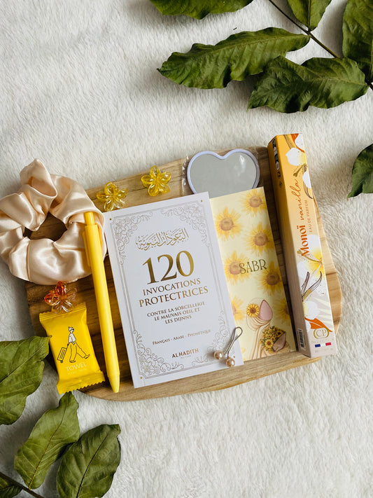 Lot Amal jaune et blanc avec le livre Les 120 invocations protectrices, marque-page Sabr, parfum Collection Platinum Monoï Vanilla et accessoires