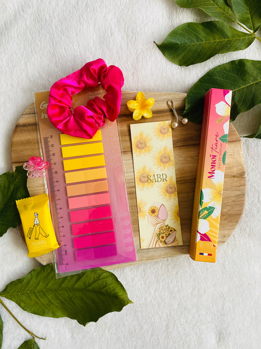 Lot Sabr jaune et rose avec marque-page, parfum et accessoires – Creation by Lyna